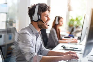Hombre sonriente en el mostrador de servicio al cliente